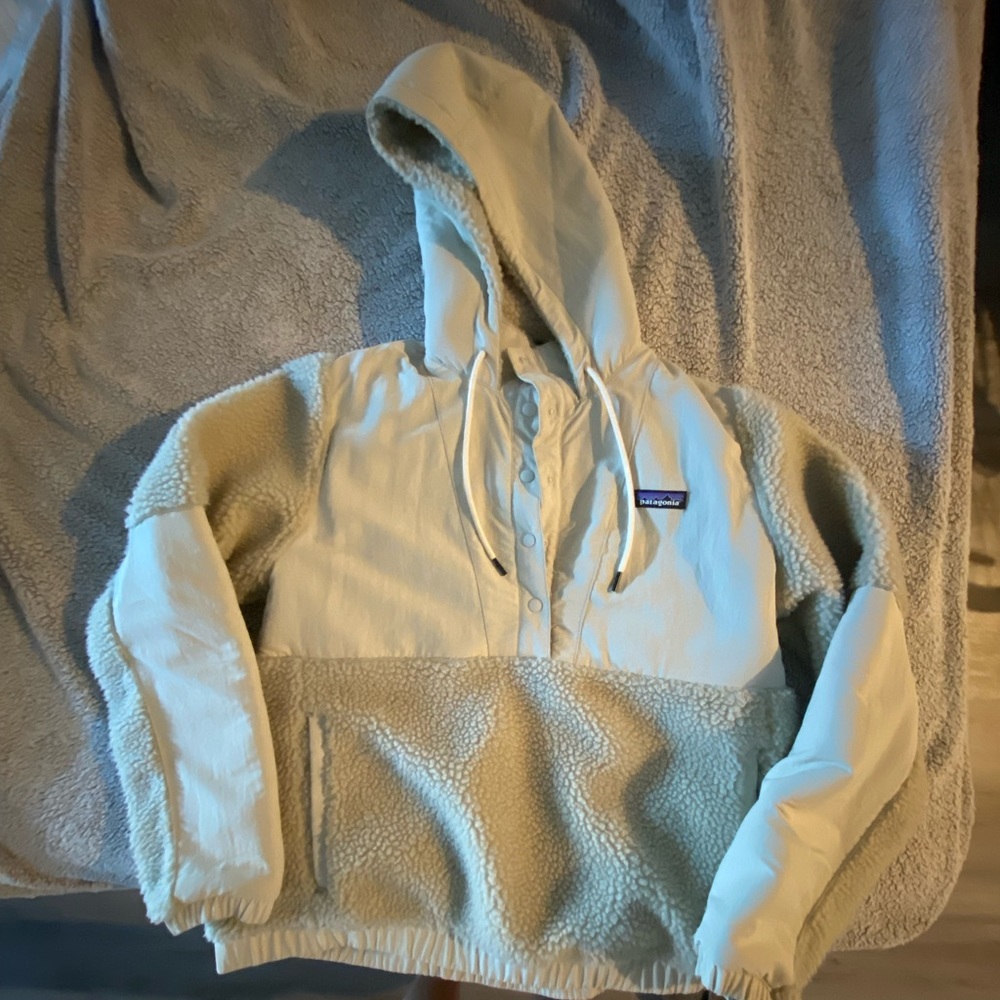 Medium Patagonia jacket/hoodie/pull-over